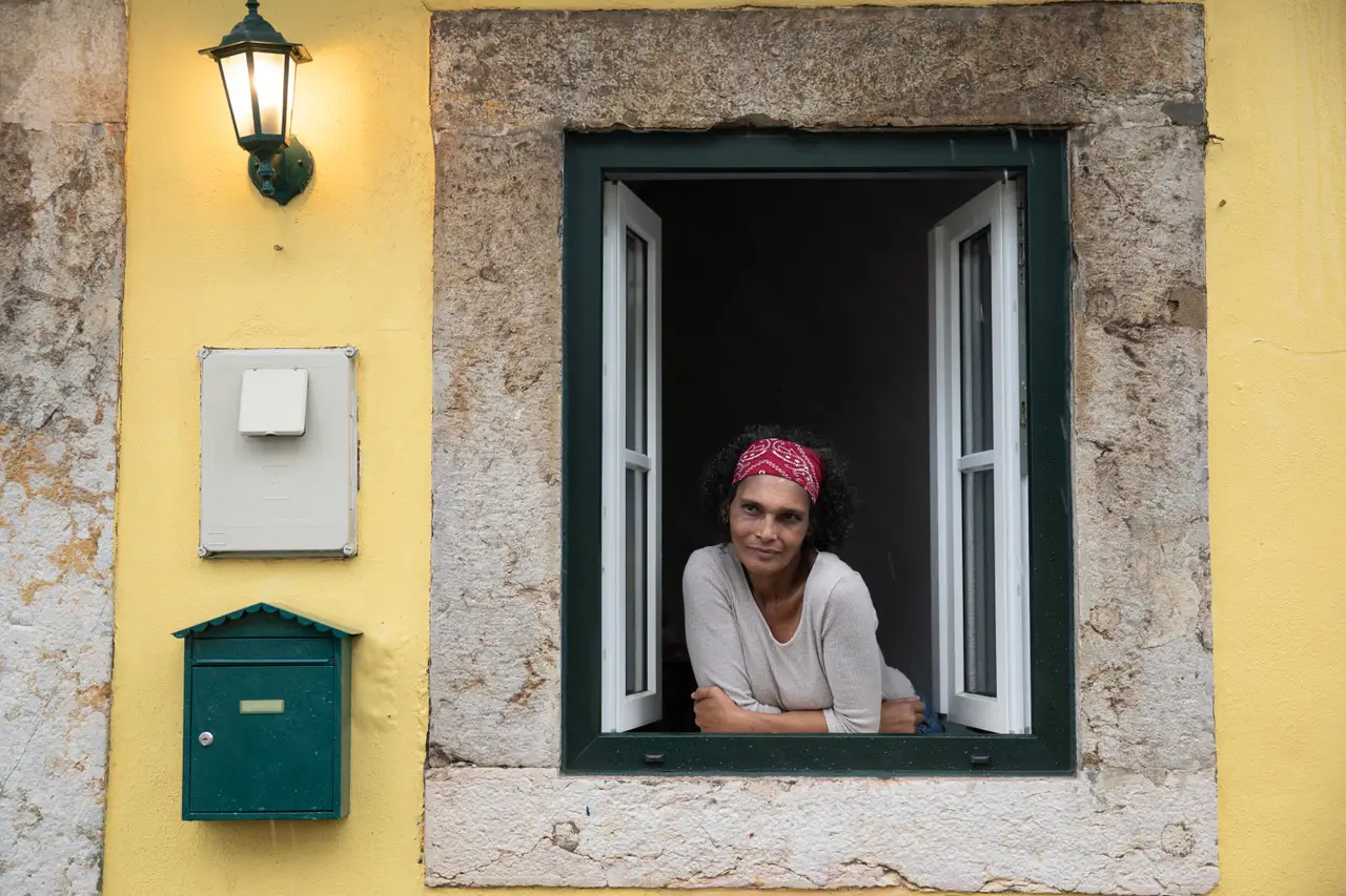 Luísa, 55 anos, beneficiária do programa Housing First, Lisboa